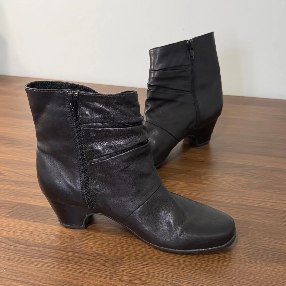 Clarks supple black